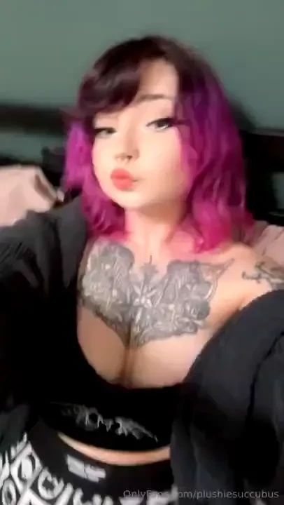 A smooch to start our week lt 3 