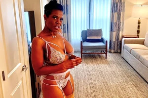 New scene alert raven swallowz leading me over to the couch where she