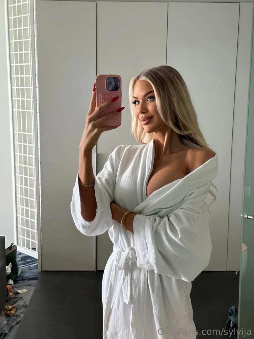 Cheeky selfies x 