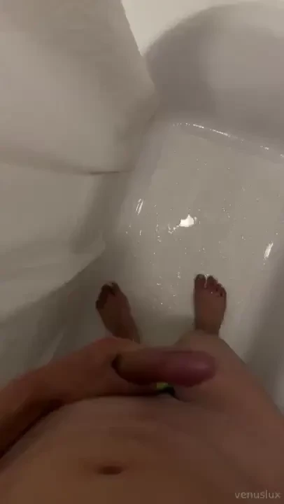 I love sluts who swallow or be painted with my cum 