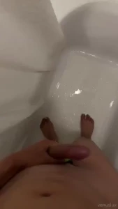 I love sluts who swallow or be painted with my cum