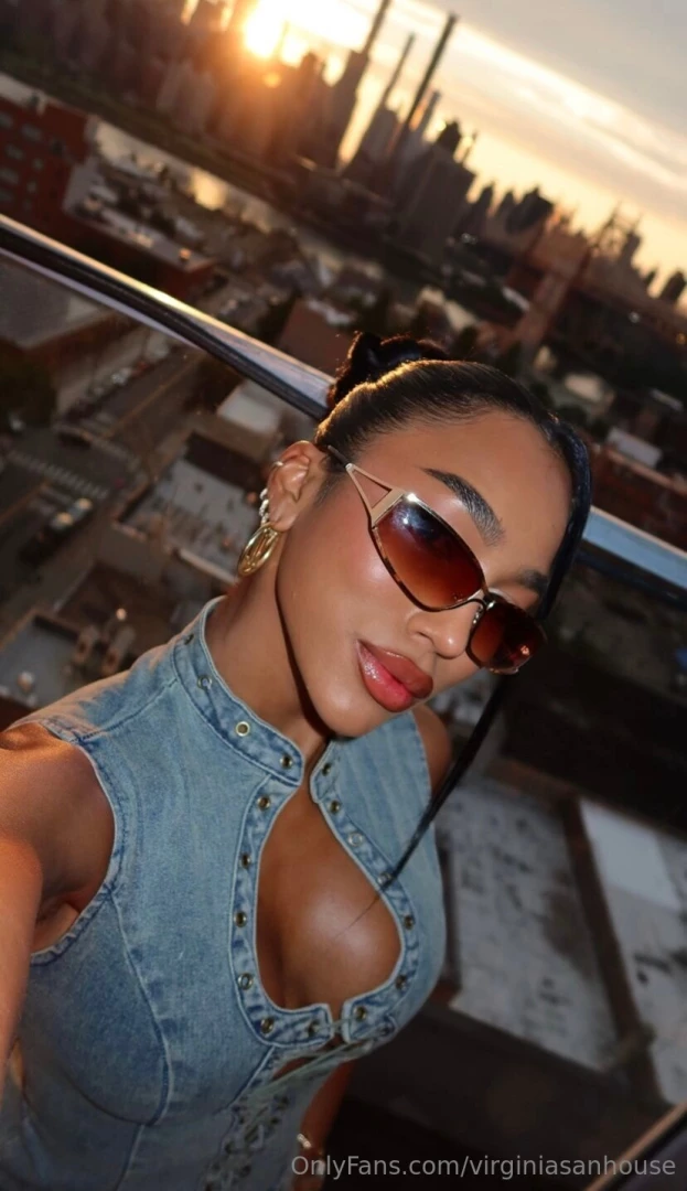 A little cleavage for nyc 