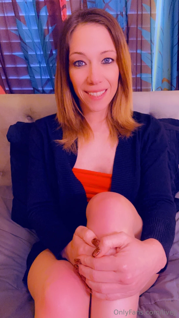 I m online now i ll be active all day taking video calls filming 