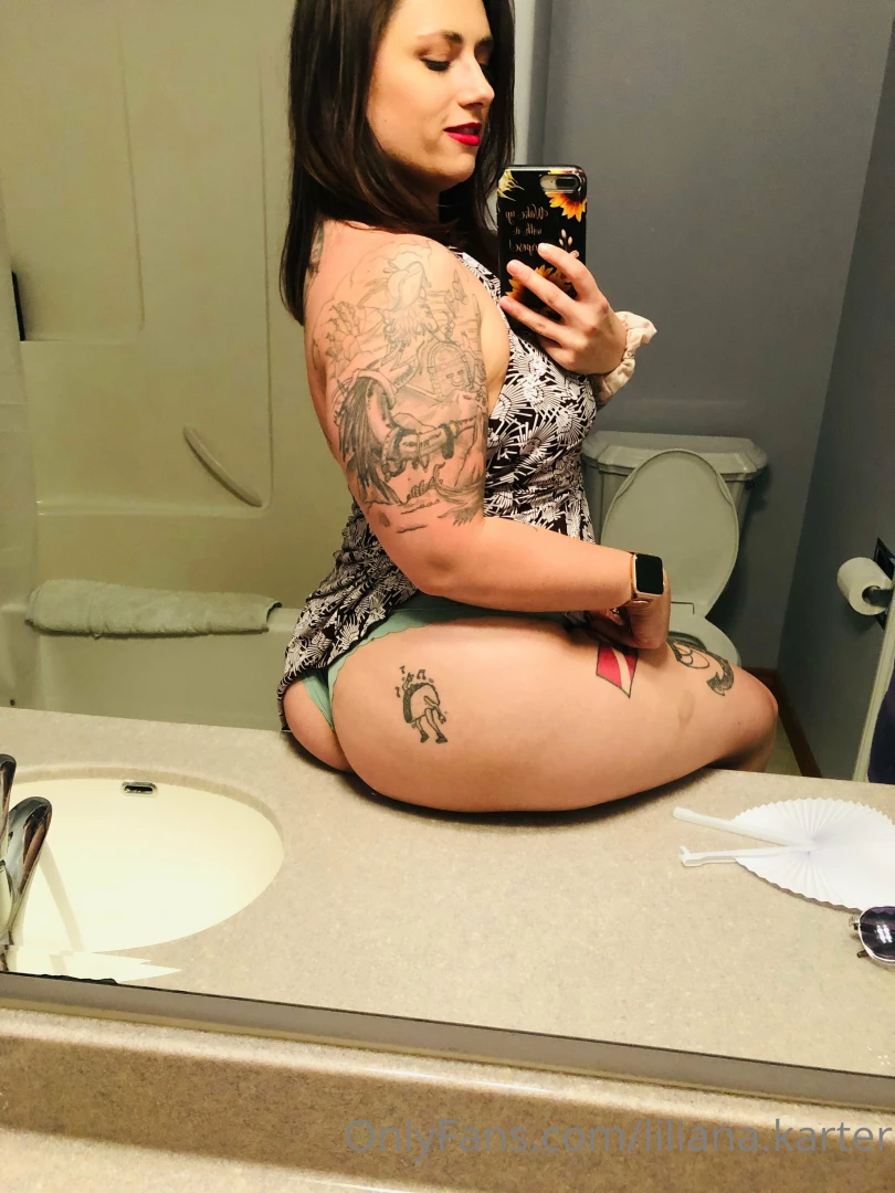 Little booty selfy during a wedding would you spank me 