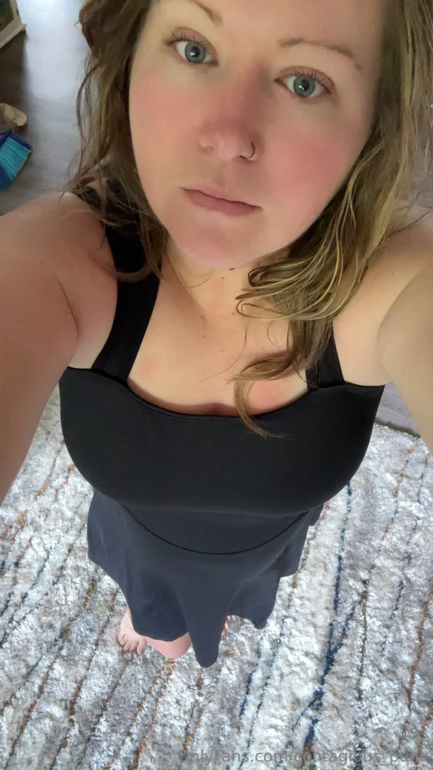 Streaming tonight would appreciate any support tonight doing squats 