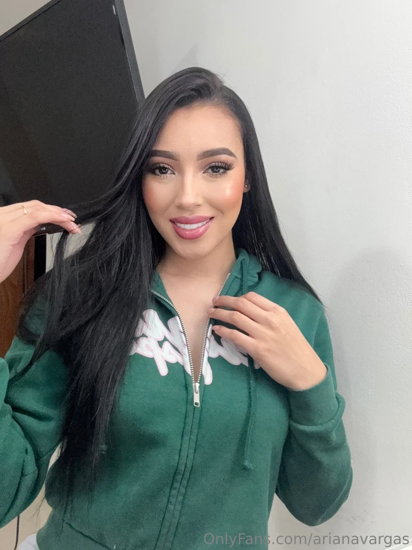 I m not the kind of girl you scroll past 