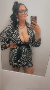 Serving looks rn do i look hot in your eyes slide into my dms and be