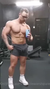 Pumped who wants to see some nude flexin