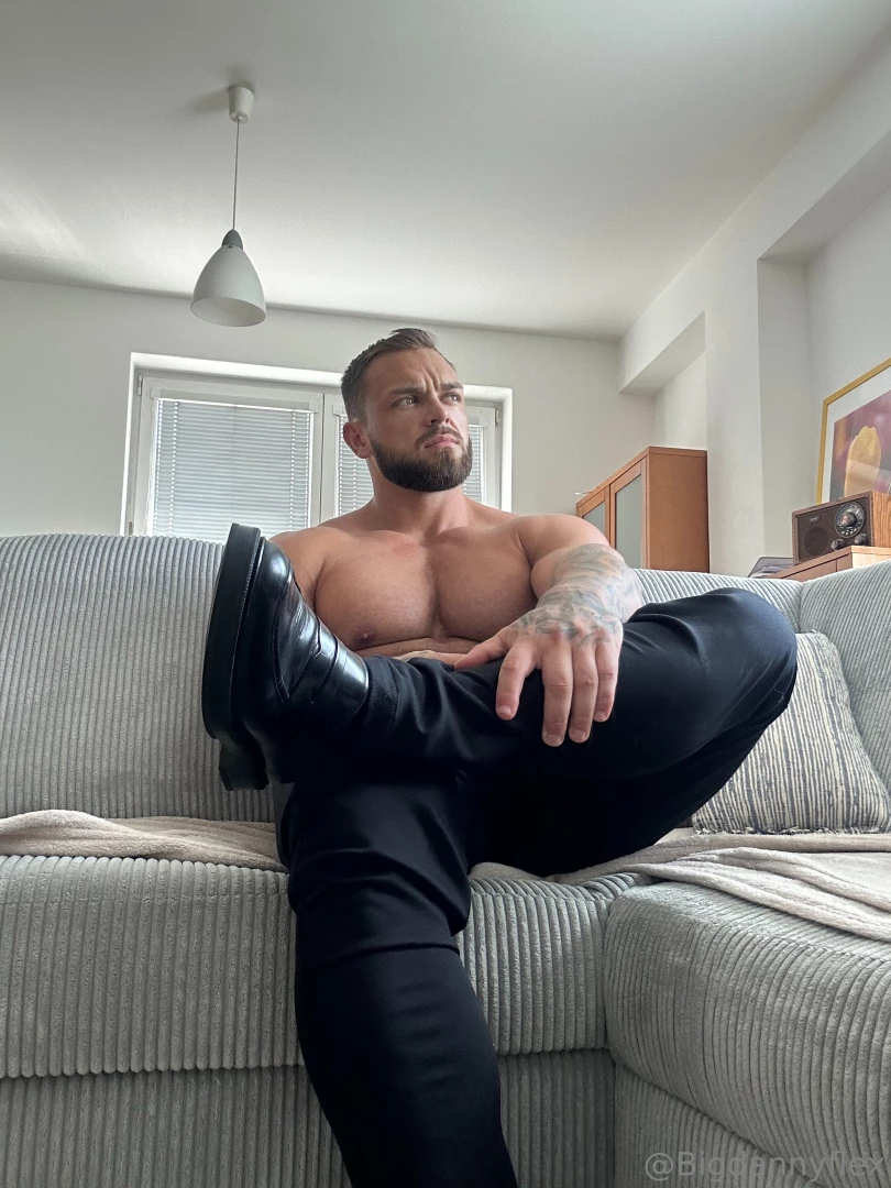 Wanna have fun today come here and take off my shoes 