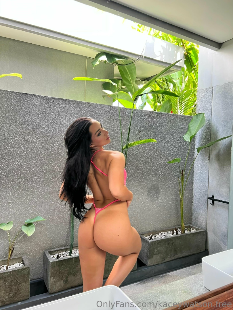 Booty on display and it s looking for some attention 