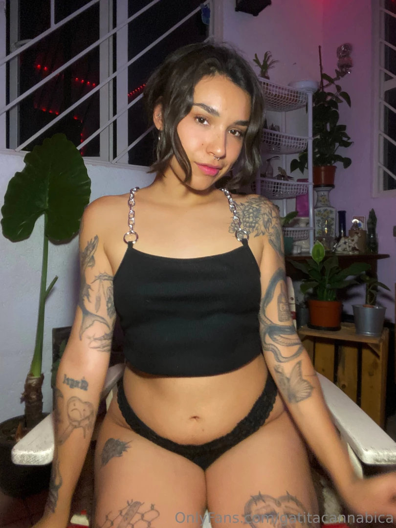 Esta gatita linda se quita el top enfrente tuyo cu l ser a tu primera part 1 