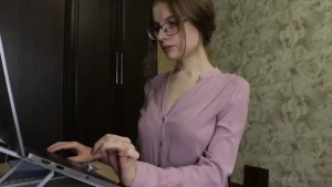 Office worker takes a break to watch porn and masturbate