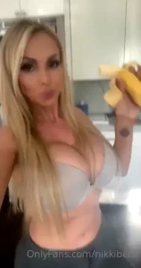 How do you eat your banana i dance