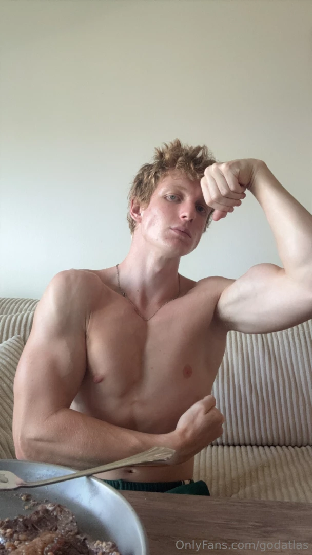 I am your god get in my dms and serve me 