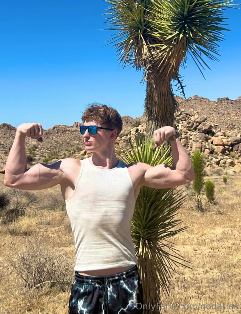 Serve my perfect biceps i am your king tip me for more in the dms 