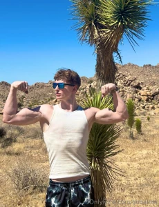 Serve my perfect biceps i am your king tip me for more in the dms