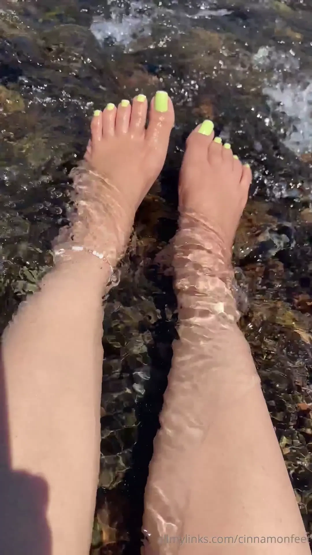 Have fun with me would you suck my wet toes 