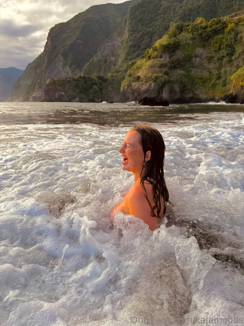 Kaja in the wave 