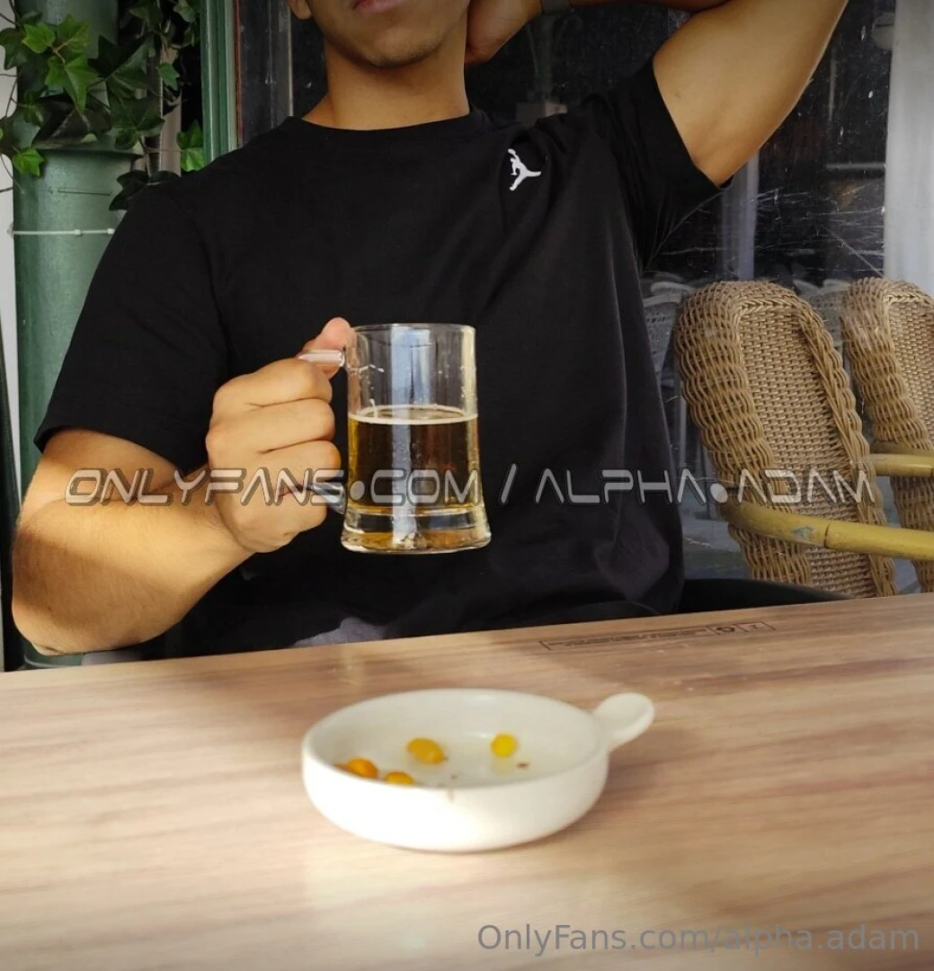 Smell my sweaty pits while u pay for my drinks 