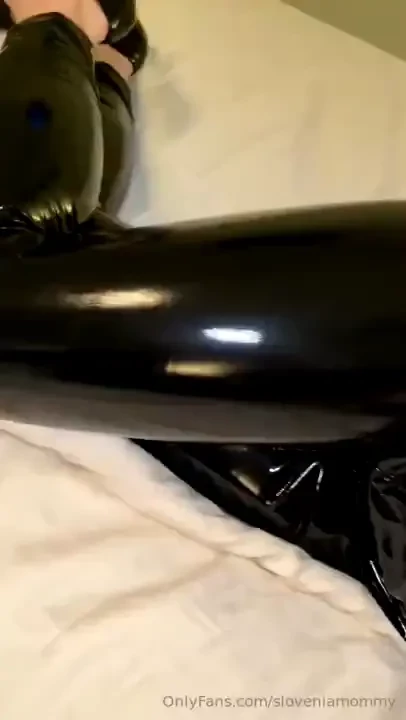 My glossy latex leggings- do u wanna cum on my bubble butt 