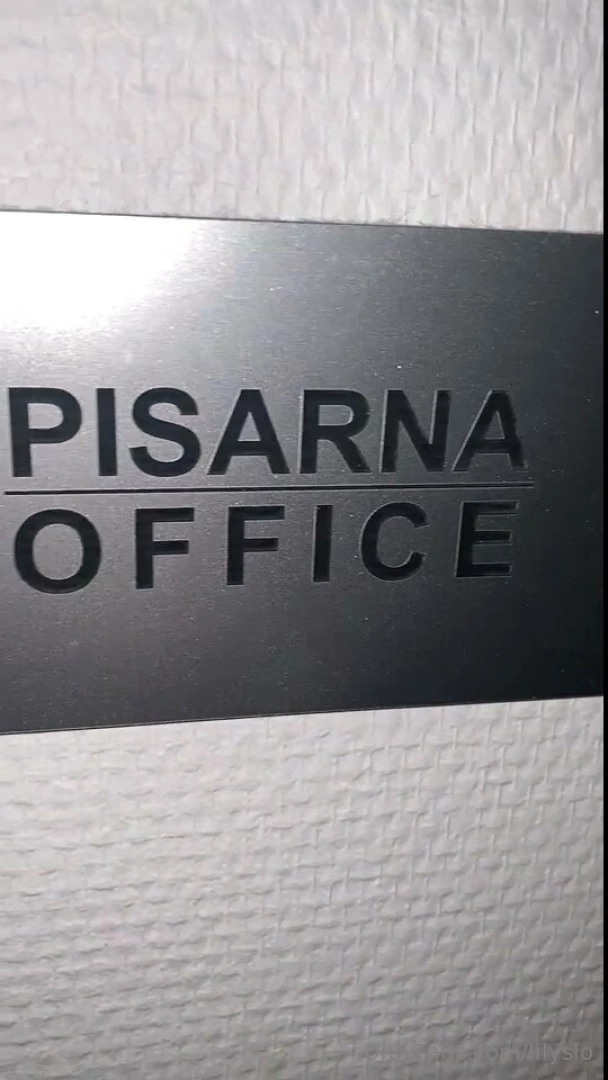 Neslu beni pisarni ki fuk zve er torej po slu bi v hodniku pred vrati part 2 