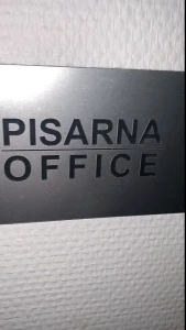 Neslu beni pisarni ki fuk zve er torej po slu bi v hodniku pred vrati part 2