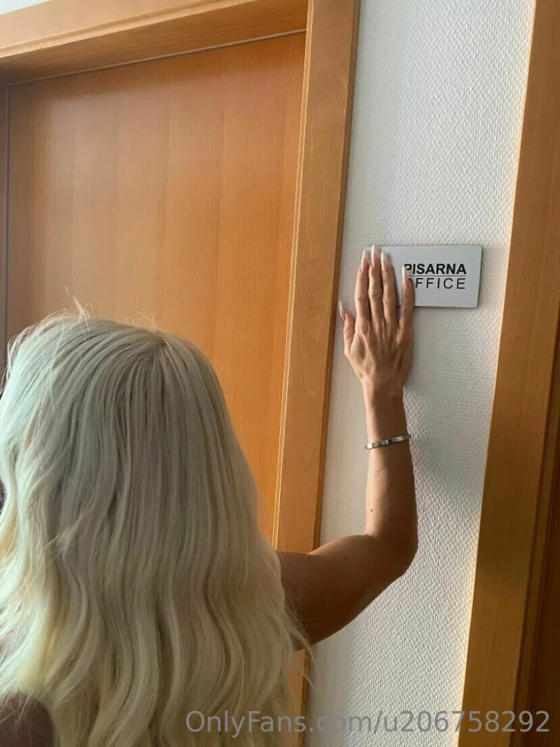 Neslu beni pisarni ki fuk zve er torej po slu bi v hodniku pred vrati part 5 