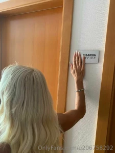 Neslu beni pisarni ki fuk zve er torej po slu bi v hodniku pred vrati part 5