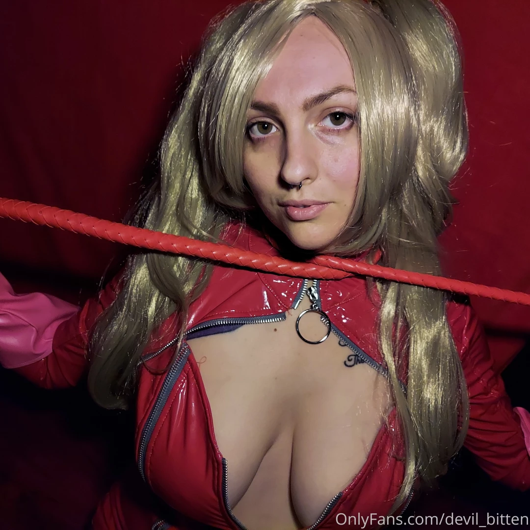 Giving you guys early access to my ann cosplay that will be up on my 