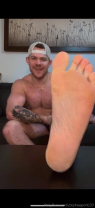 Lick those feet boy i want you on your knees with your tounge out like