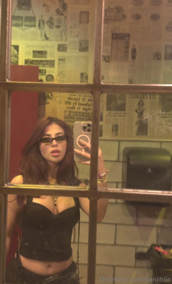 You know i love mirror pics 