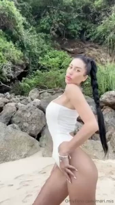 Let s wait until sunset and swim naked until night