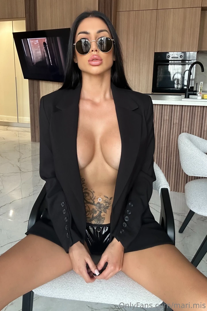 When i look at you i see do you want to know what text me in the dm 