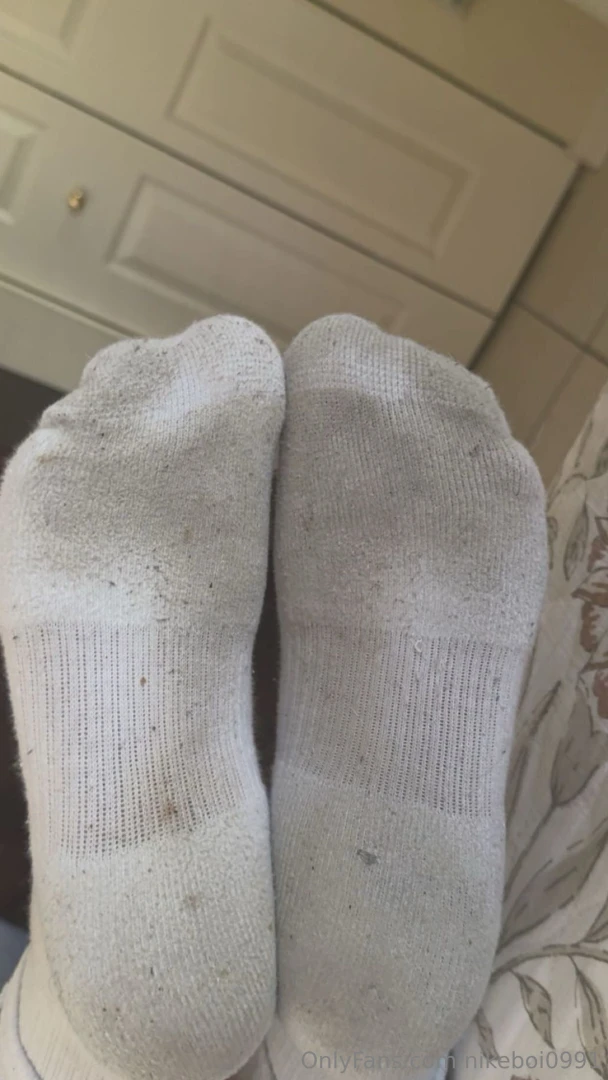 A little bit of sweaty nike sock verbal for you watch out they stink 