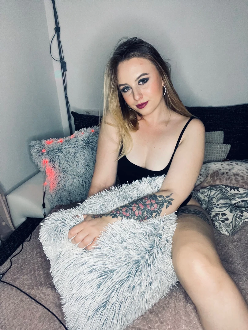 Hello do you want to have a hot conversation with me come and 