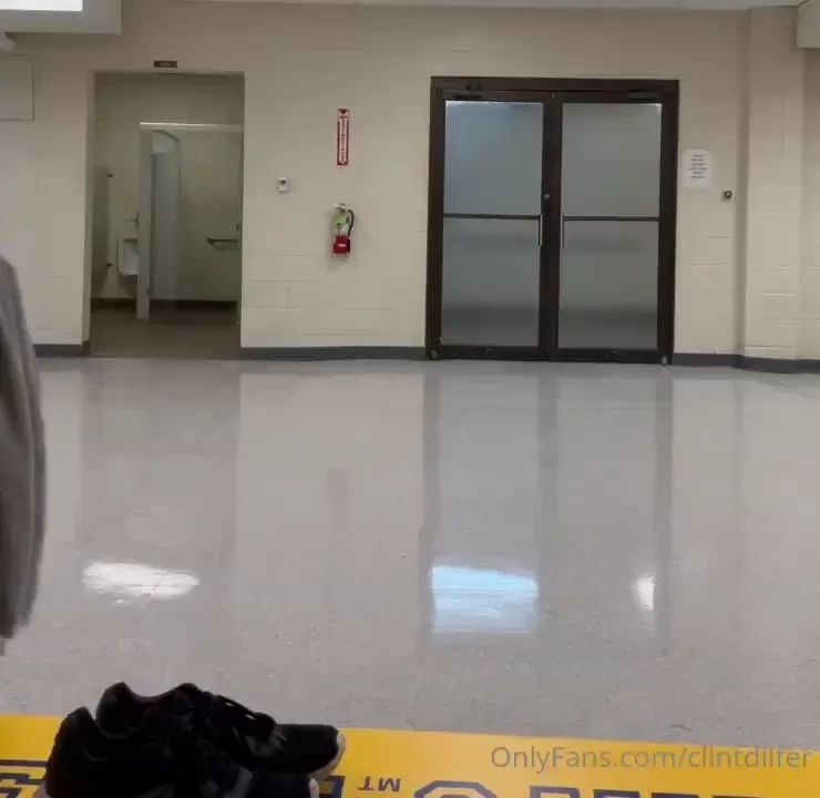 Full body jerk and unload in the locker room such a big space shame it 