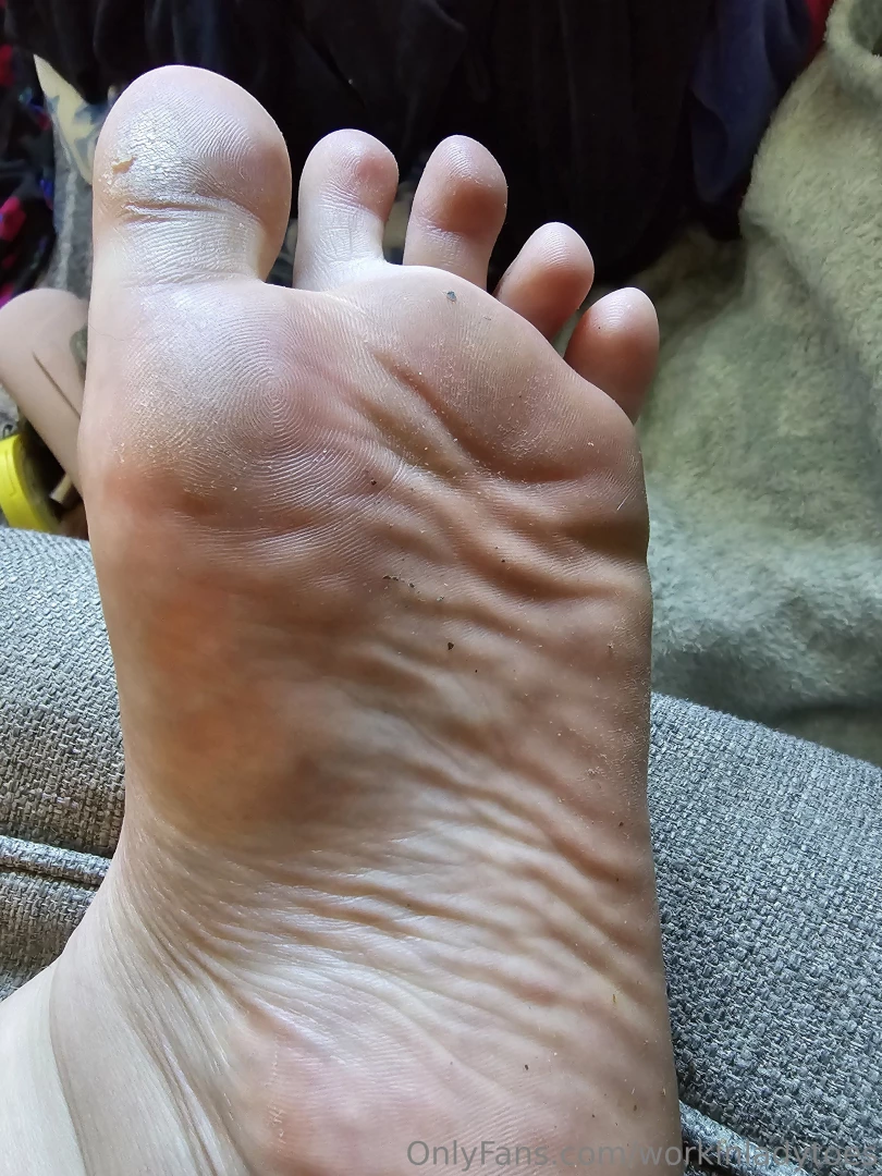 Count the dirty stinky sole wrinkles 