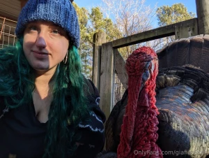 Its been cold in the mornings here here is my turkey friend