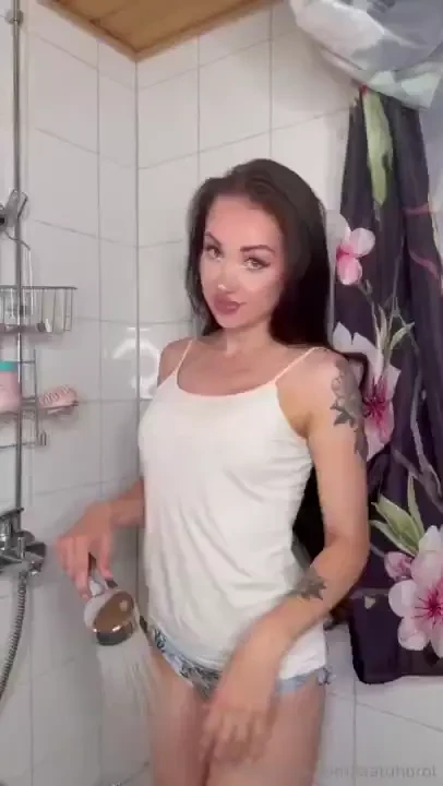 Valkoisen topin kastelua suihkussa tykk jos tykk t ilmainen tili 