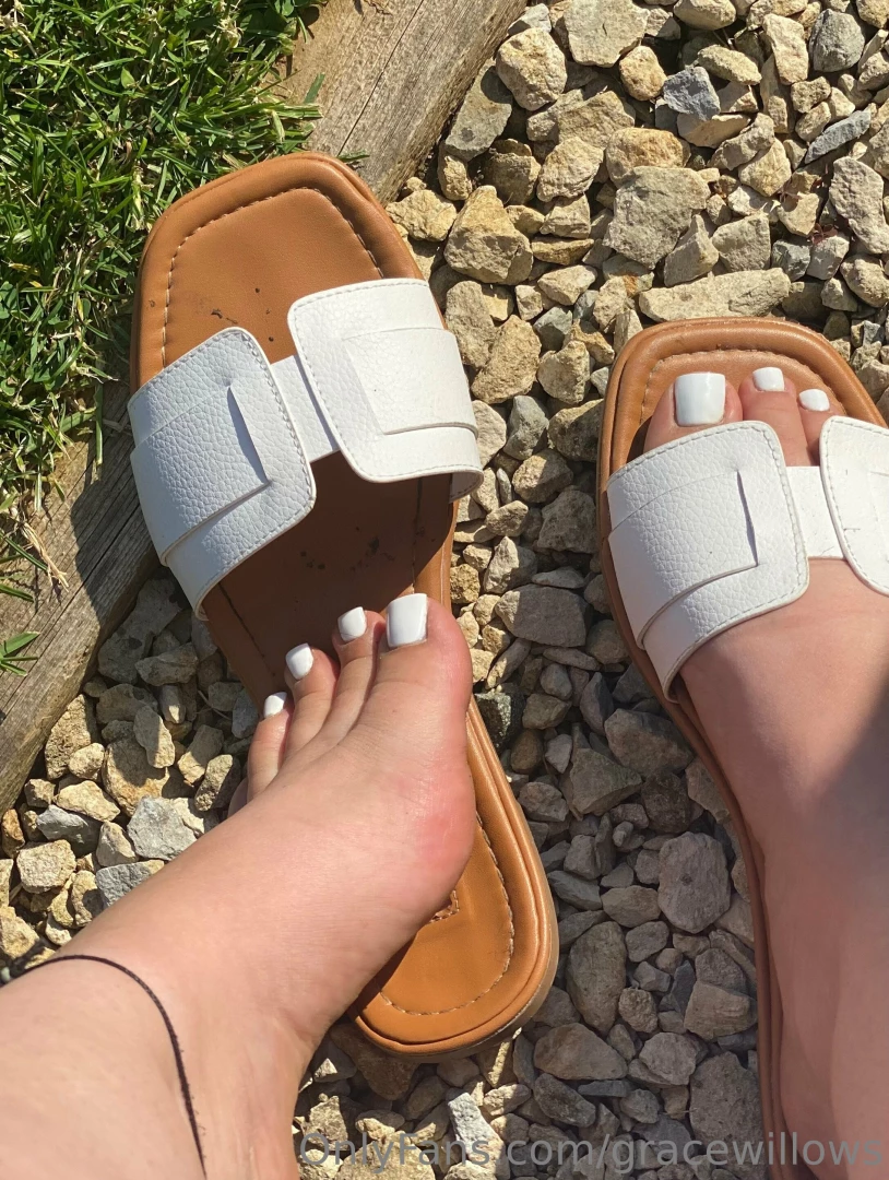 Can t you see the dirt building in my shoes or do my toes distract toy 