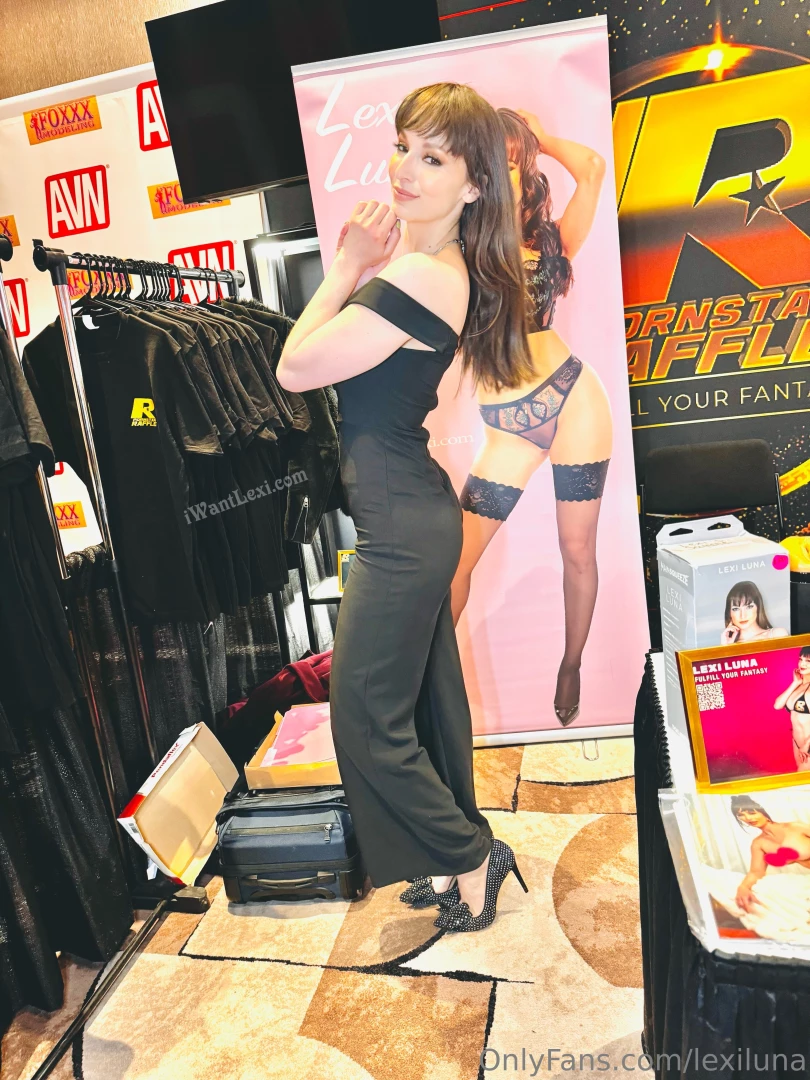 Day 1 s outfit for avn if you are at the show tonight i will be 