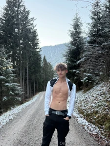 I just couldn t resist hemd ist schon fast ausgezogen