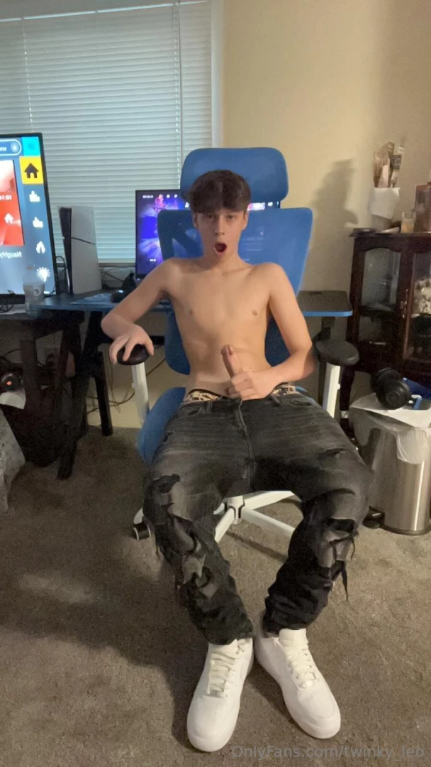 Who wants to sit on his lap facing him i think i might check him out 