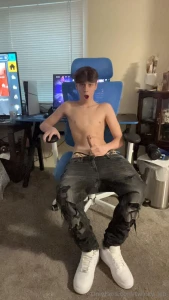Who wants to sit on his lap facing him i think i might check him out