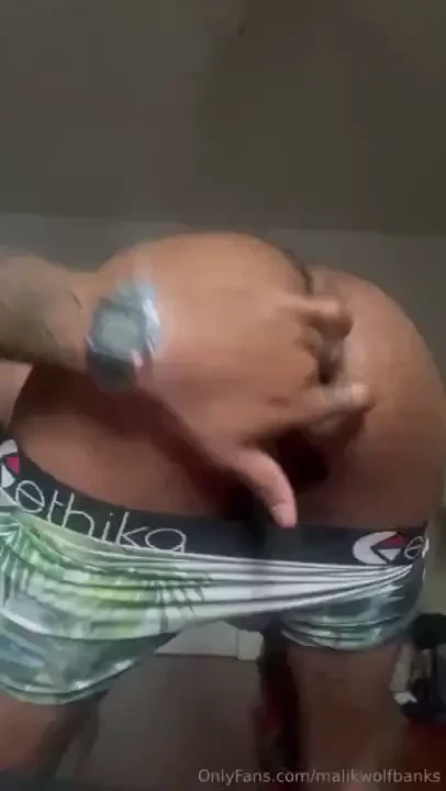 Playing with this hairy bussy 