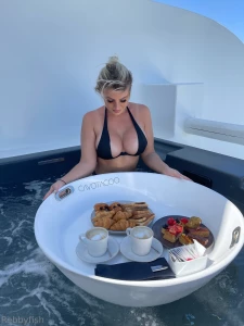 Cosa stavi guardando eheh delfino curiosoooo vieni in chat per sapere