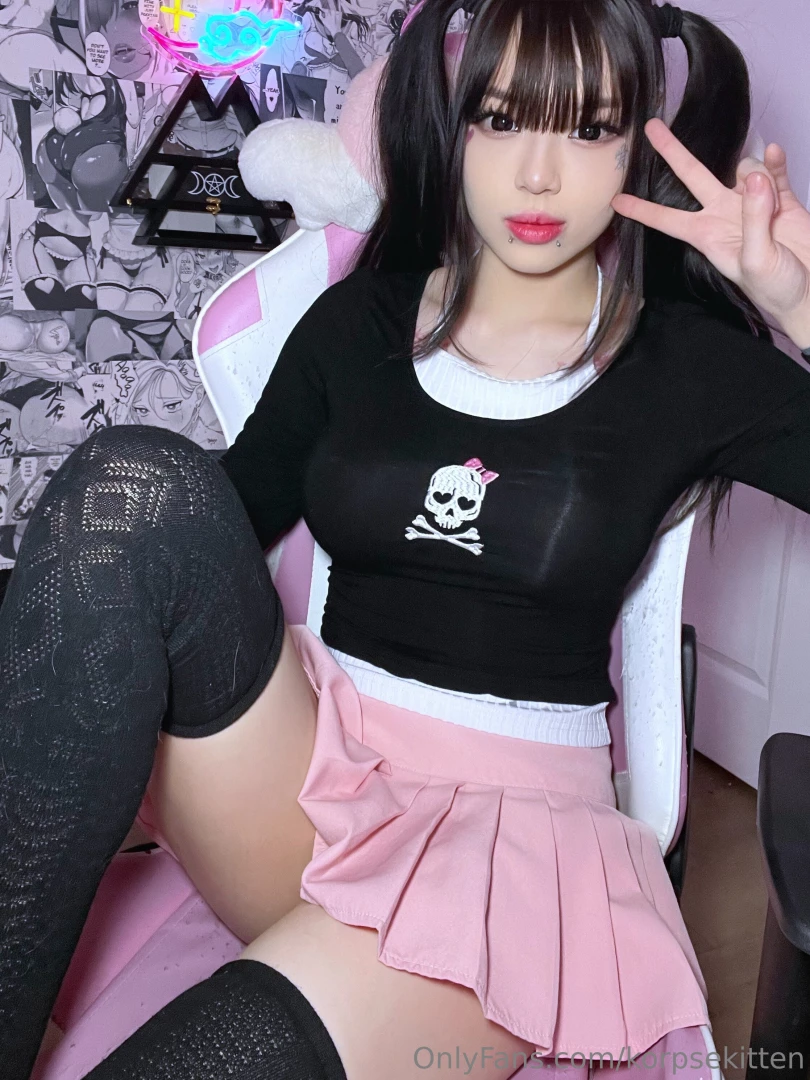 korpsekitten - Somehow my gamer girl chair rly got even more shredded in the month i part 4 