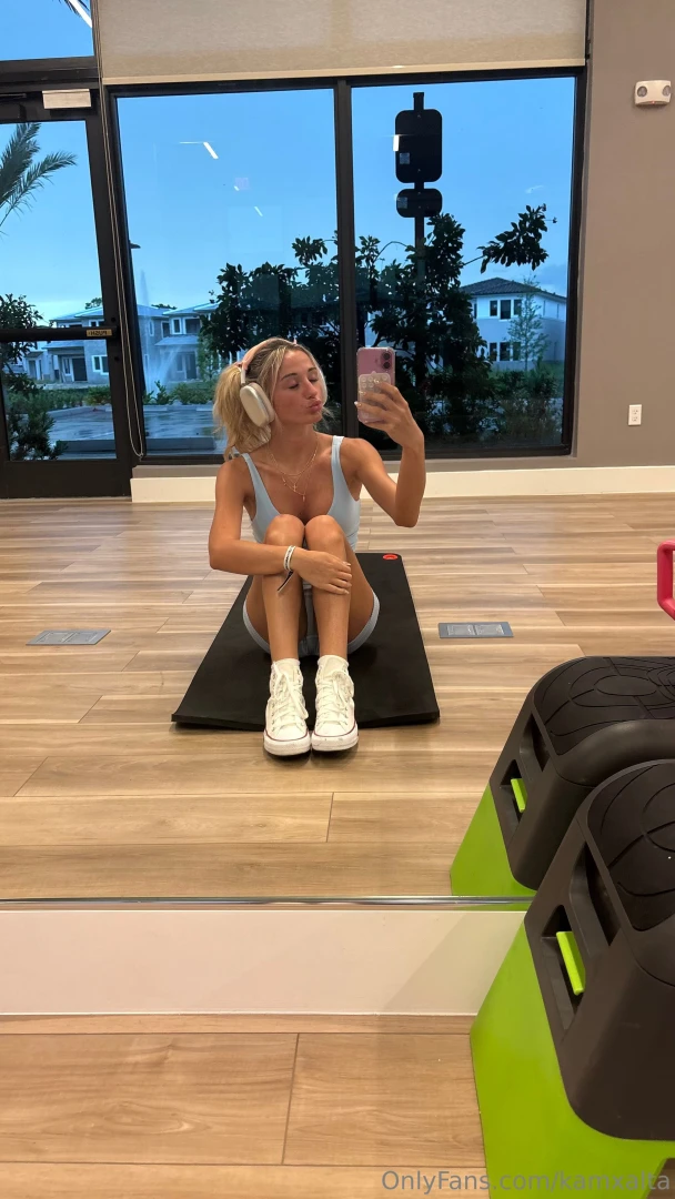 Im sooo greatful it gets dark late now 