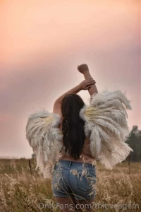 Hey loves i did a fun shoot with my friend to check out her new wings
