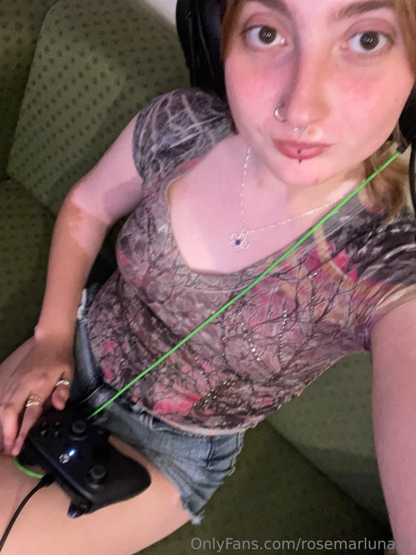 rosemarlunaxx - Live on twitch playing fortnite come watchhh https www twitch tv 